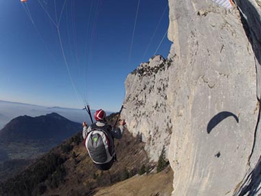 Image d'une caméra suiveuse montrant Pierre-Paul Ménégoz en vol à côté des falaises des Dents de Lanfon
