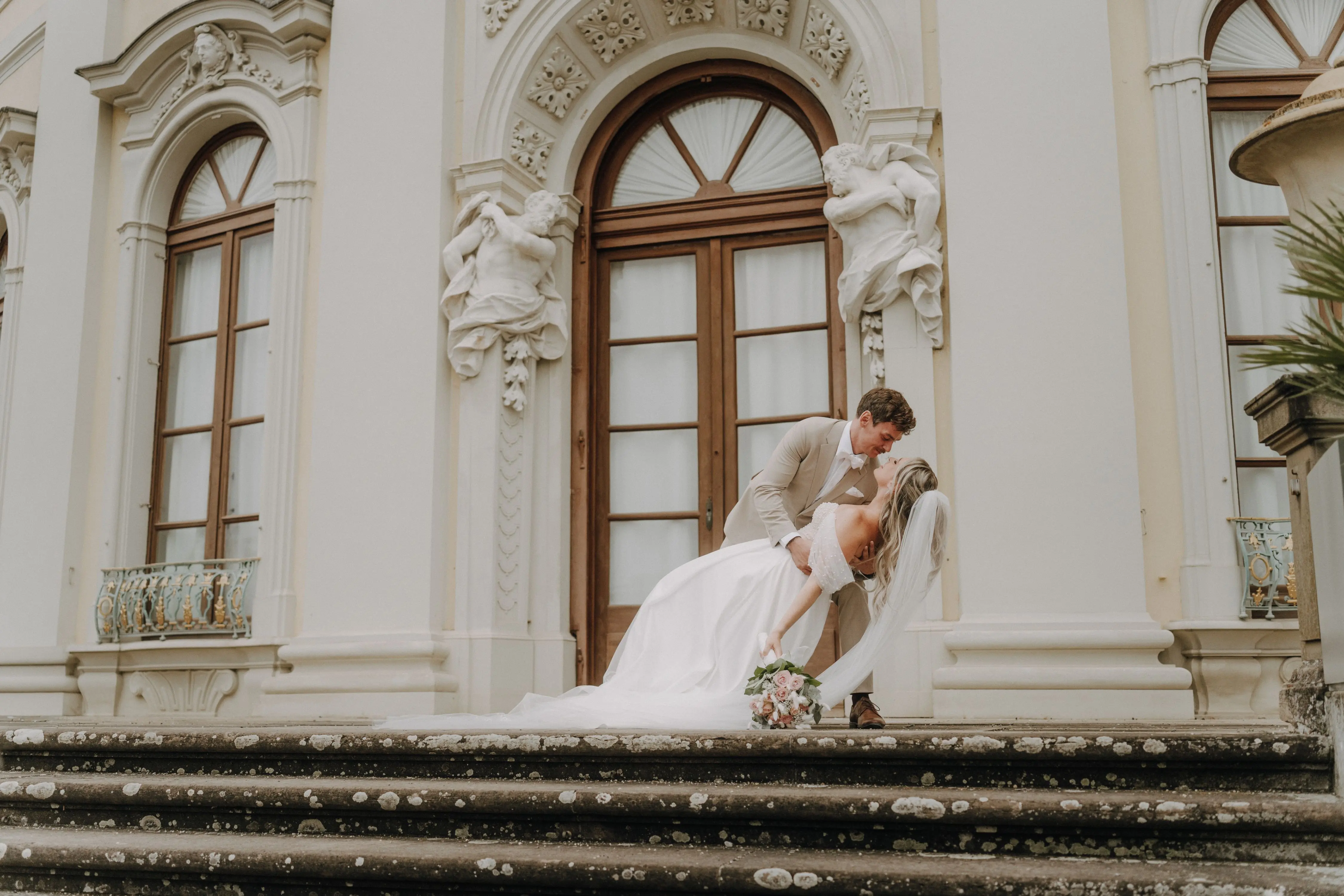 Brautpaar umarmt sich innig in Weinreeben