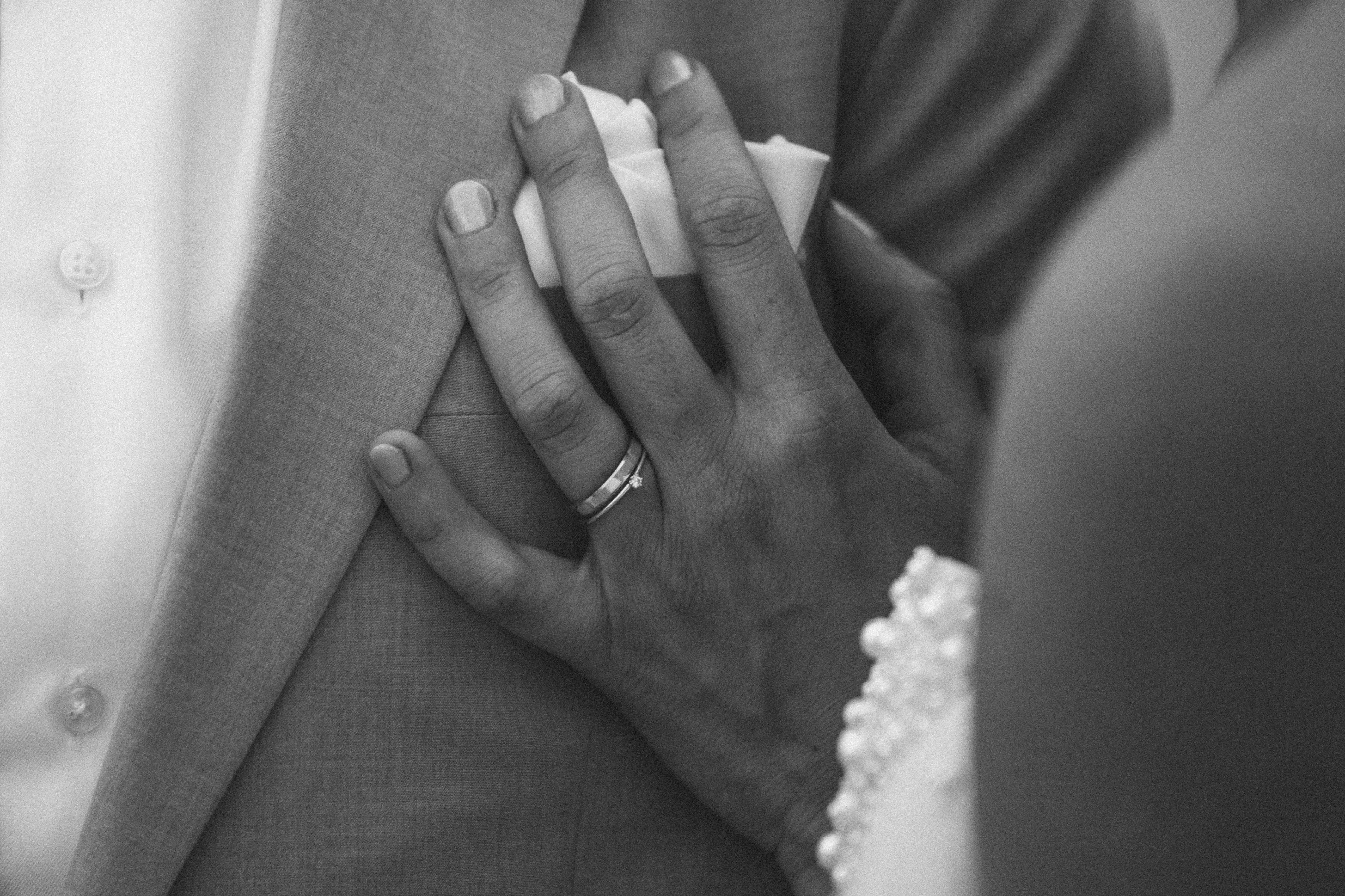 Brautpaar schaut sich innig an mit einem Wald im Hintergrund