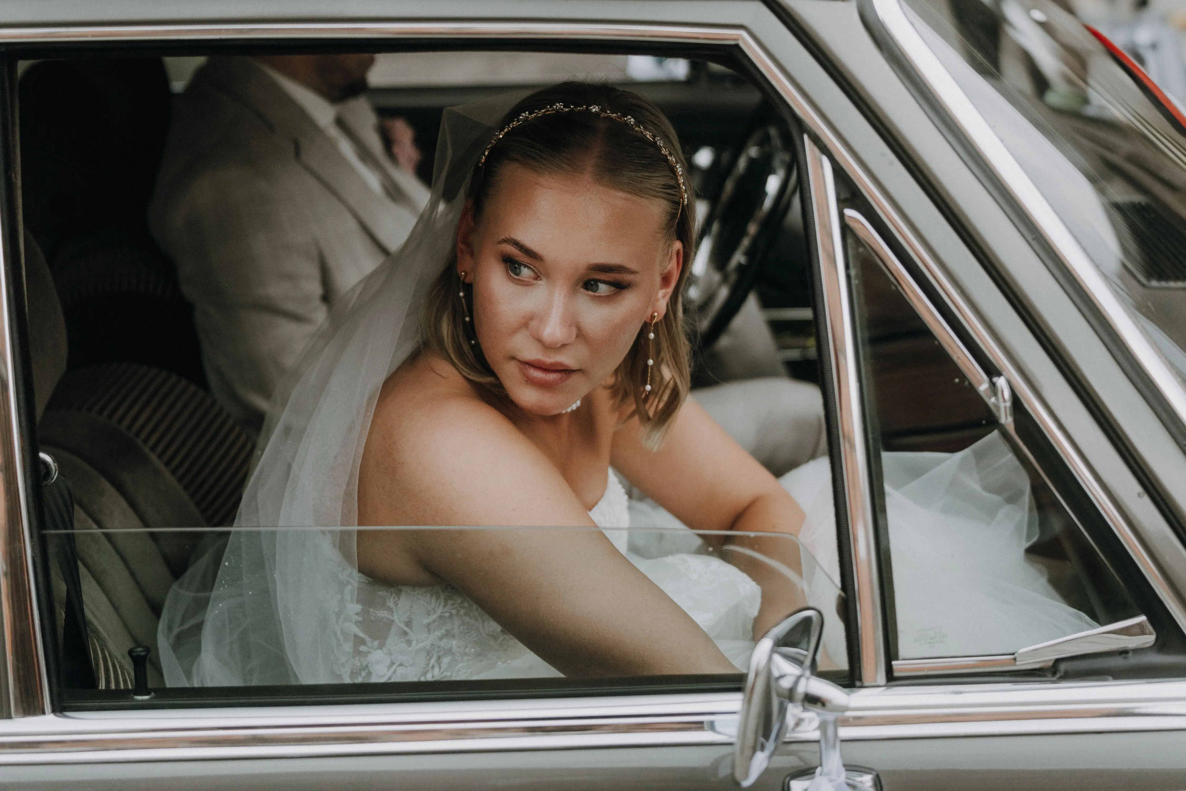 Nahaufnahme von Brautpaar küssend unter einem Schleier