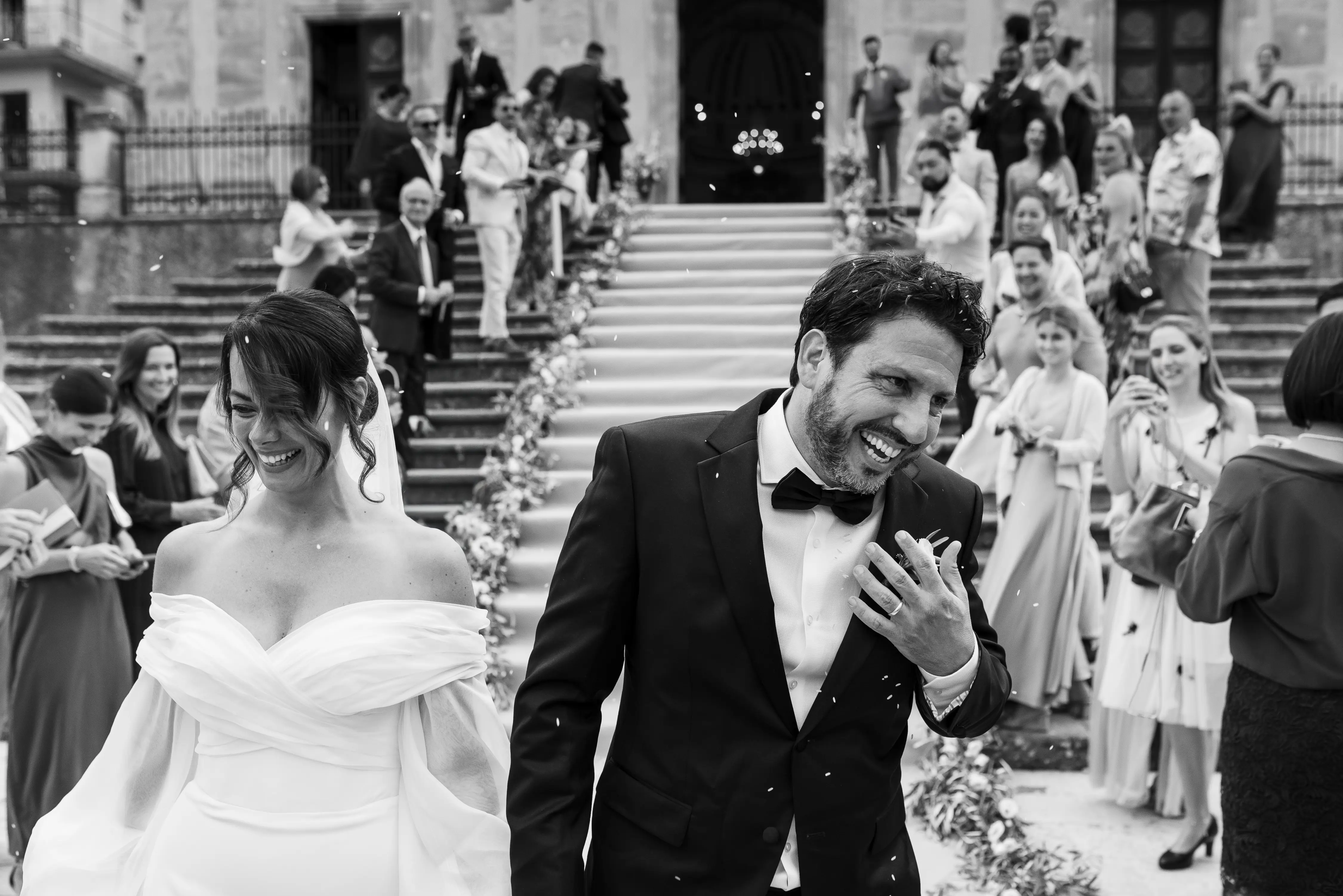 Braut wird von Bräutigam hochgehoben und jubelt bei einem Wunderkerzen-Shooting