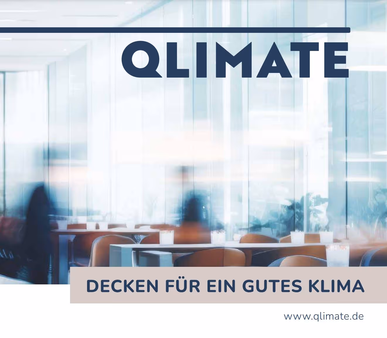 Titelblatt der Qlimate-Broschüre: Zu sehen ist ein modernes Büro- oder Gastronomieambiente mit Glaswänden und Sitzbereichen, darüber das Qlimate-Logo sowie der Slogan ‚Decken für ein gutes Klima‘. Die Broschüre stellt innovative Kühldecken- und Deckensysteme für energieeffiziente Gebäude und optimales Raumklima vor.