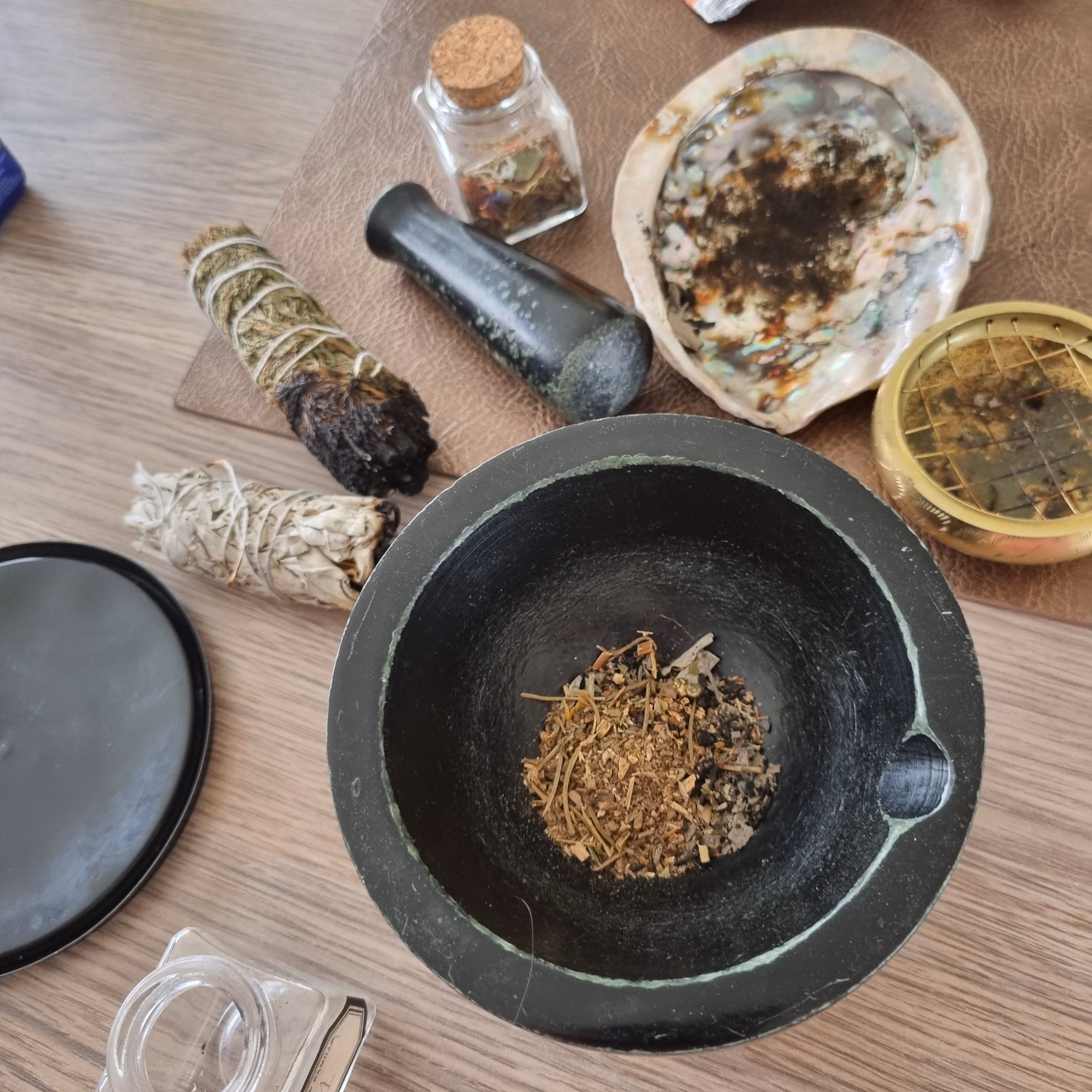 Charlotte bereidt een energetische huisreiniging voor met haar materialen.
