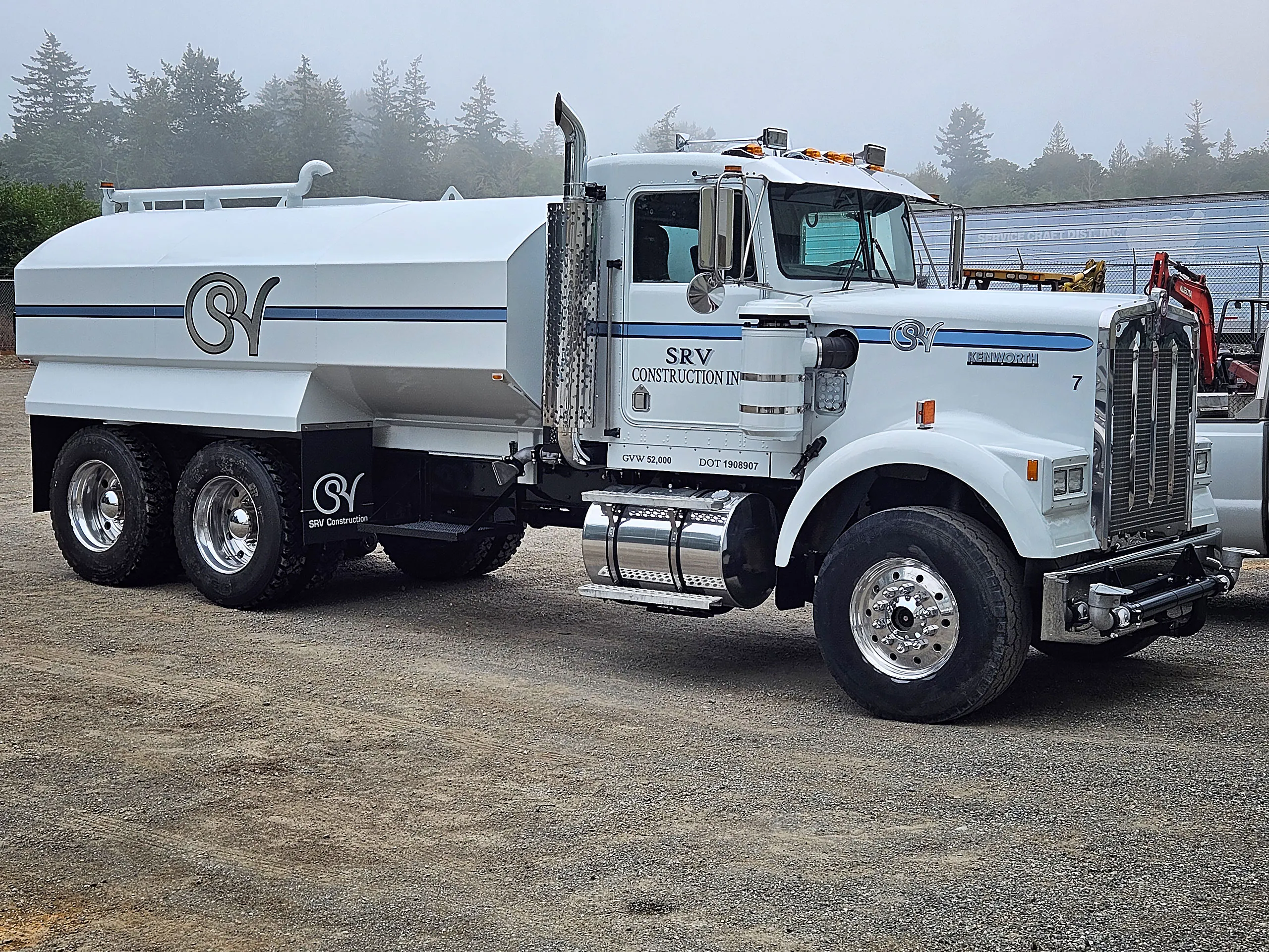 A white truck with the letters S and V on the front.