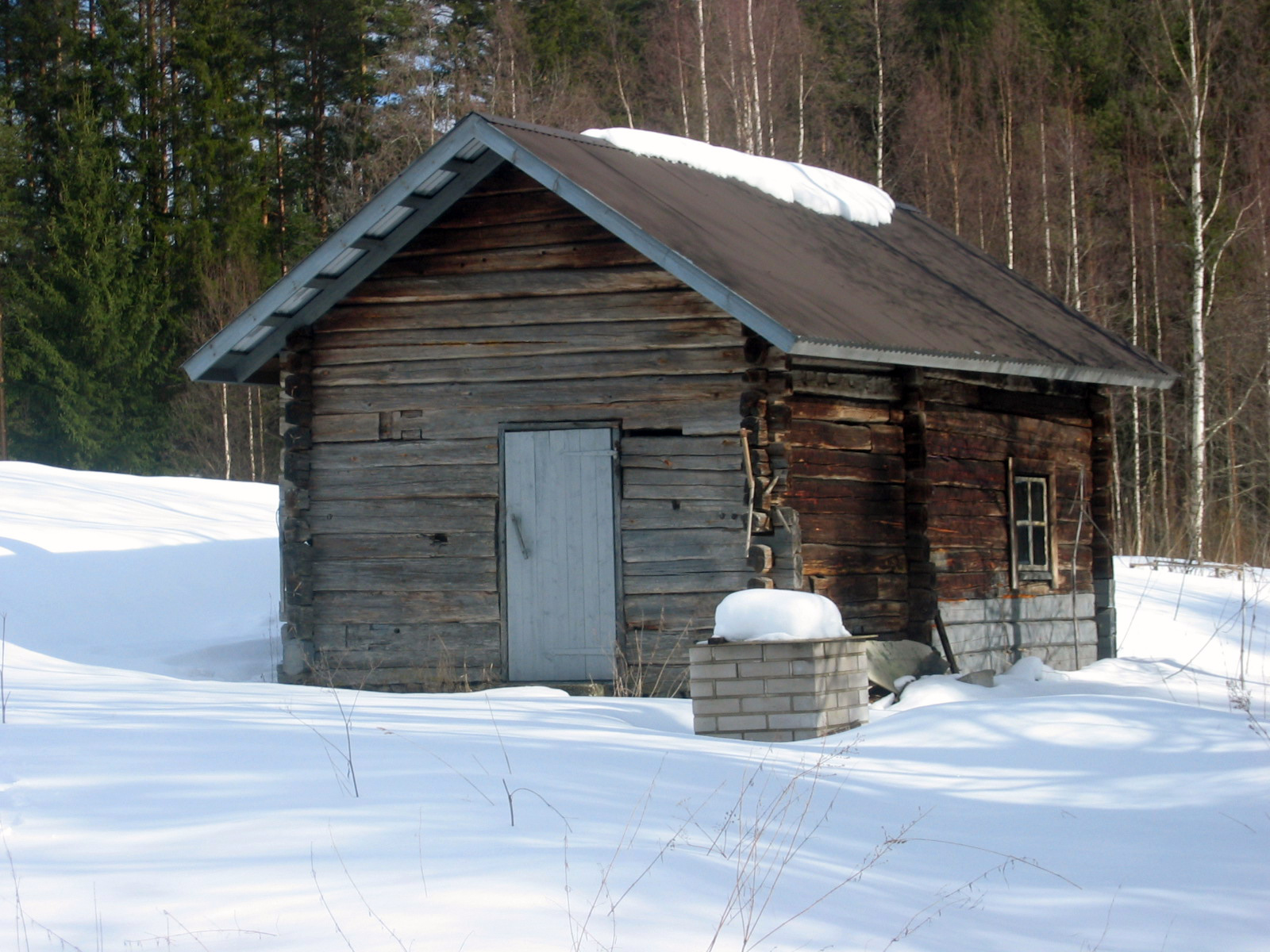 A chimneyless smoke sauna building in Enonkoski, Finland