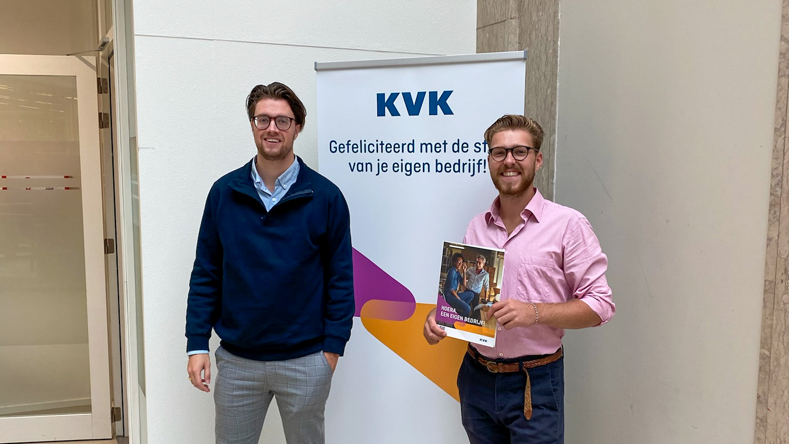 Niels en Robin van Domslim bij de Kamer van Koophandel na de inschrijving van hun bedrijf