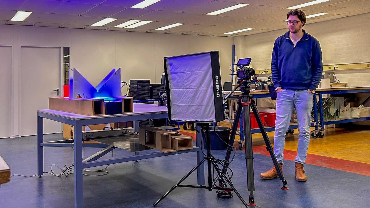 Domslim filmt een bedrijfsvideo op locatie bij een technisch bedrijf, met studioverlichting en camera opstelling