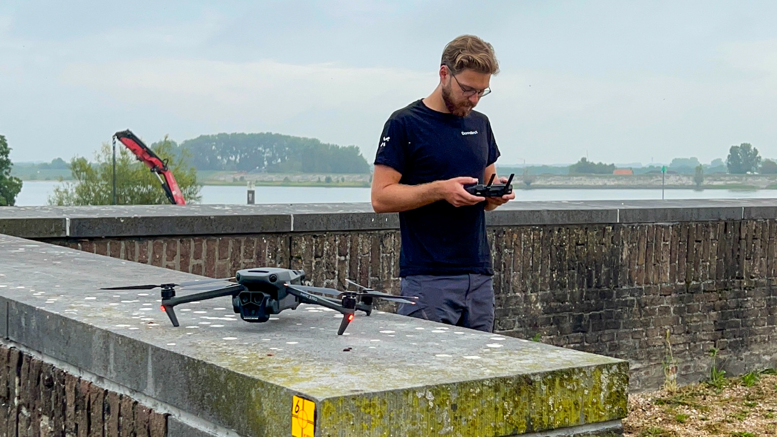 Domslim medewerker bedient een drone tijdens een luchtopname voor een klant in Leerdam