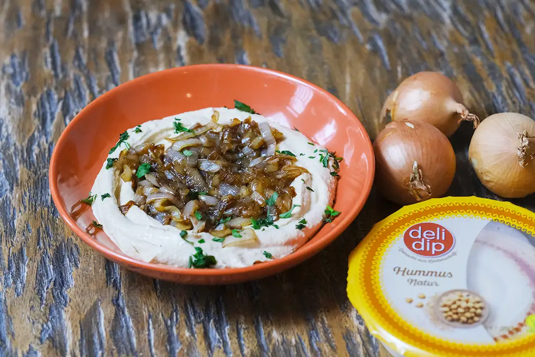 Hummus mit gerösteten Zwiebeln