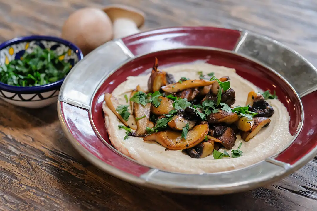 Hummus mit sautierten Champignons