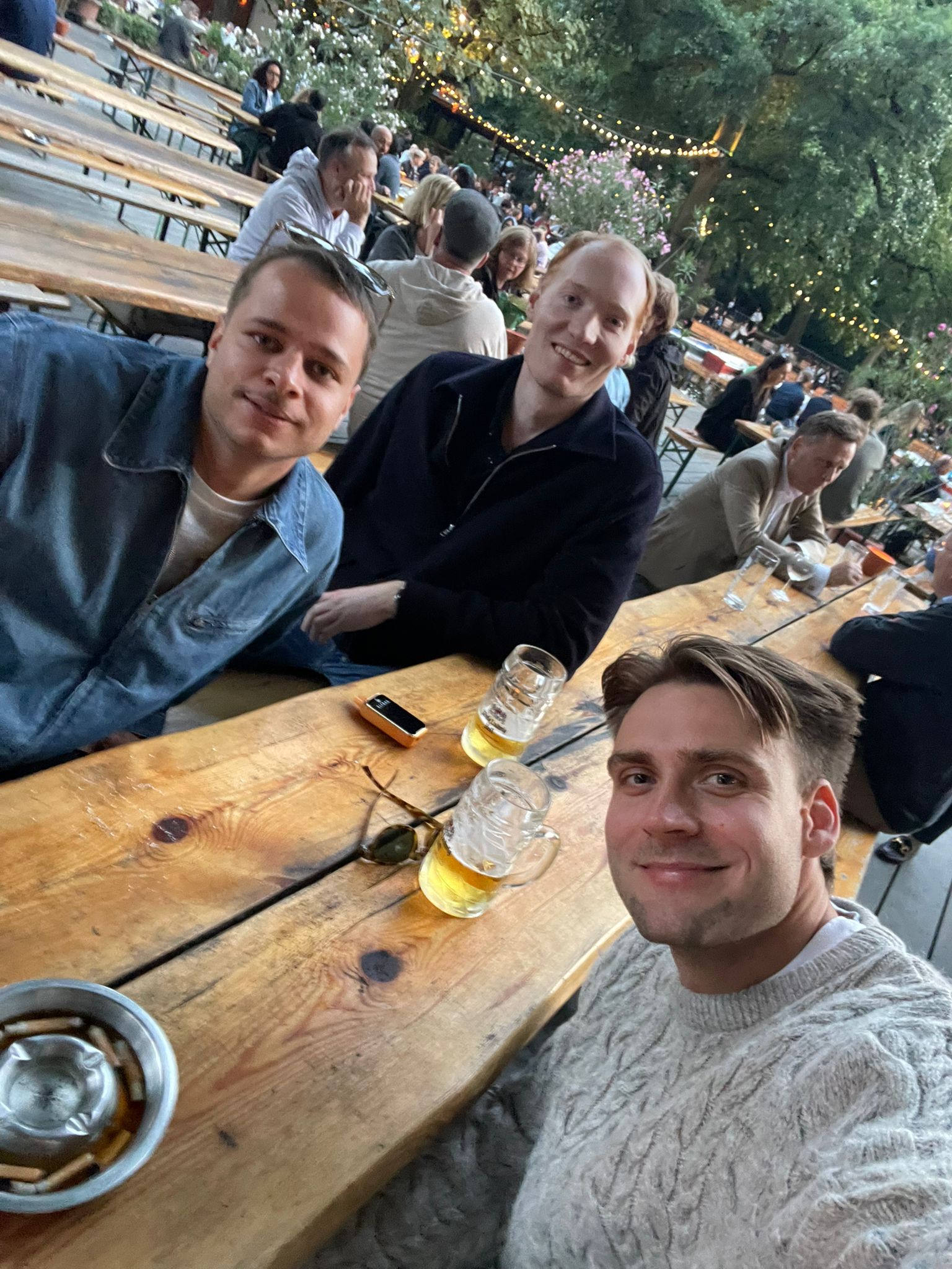 juucy Gründer im Austausch mit Talent Partnern im Biergarten