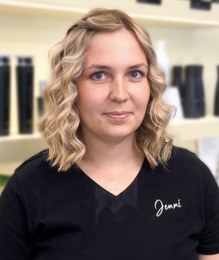 Friseurin Jenni ist die neueste Bereicherung des Friseurteams
