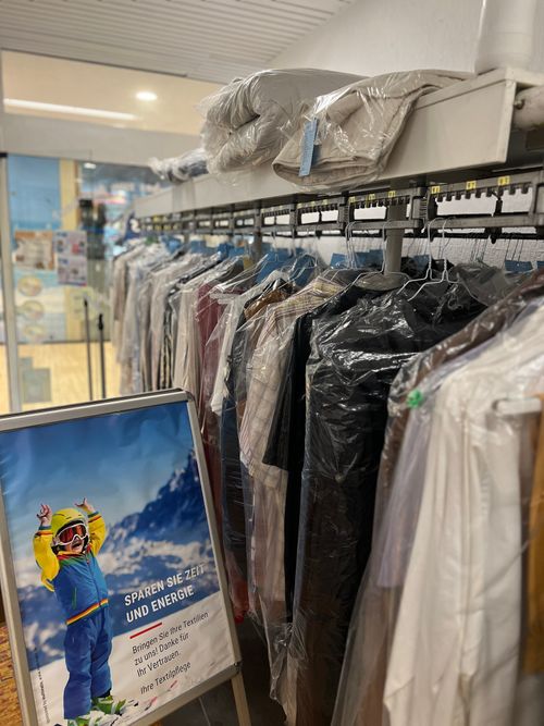 Gereinigte und gebügelte Kleidung in Folie auf Bügeln – frische und hygienische Aufbewahrung nach der Reinigung