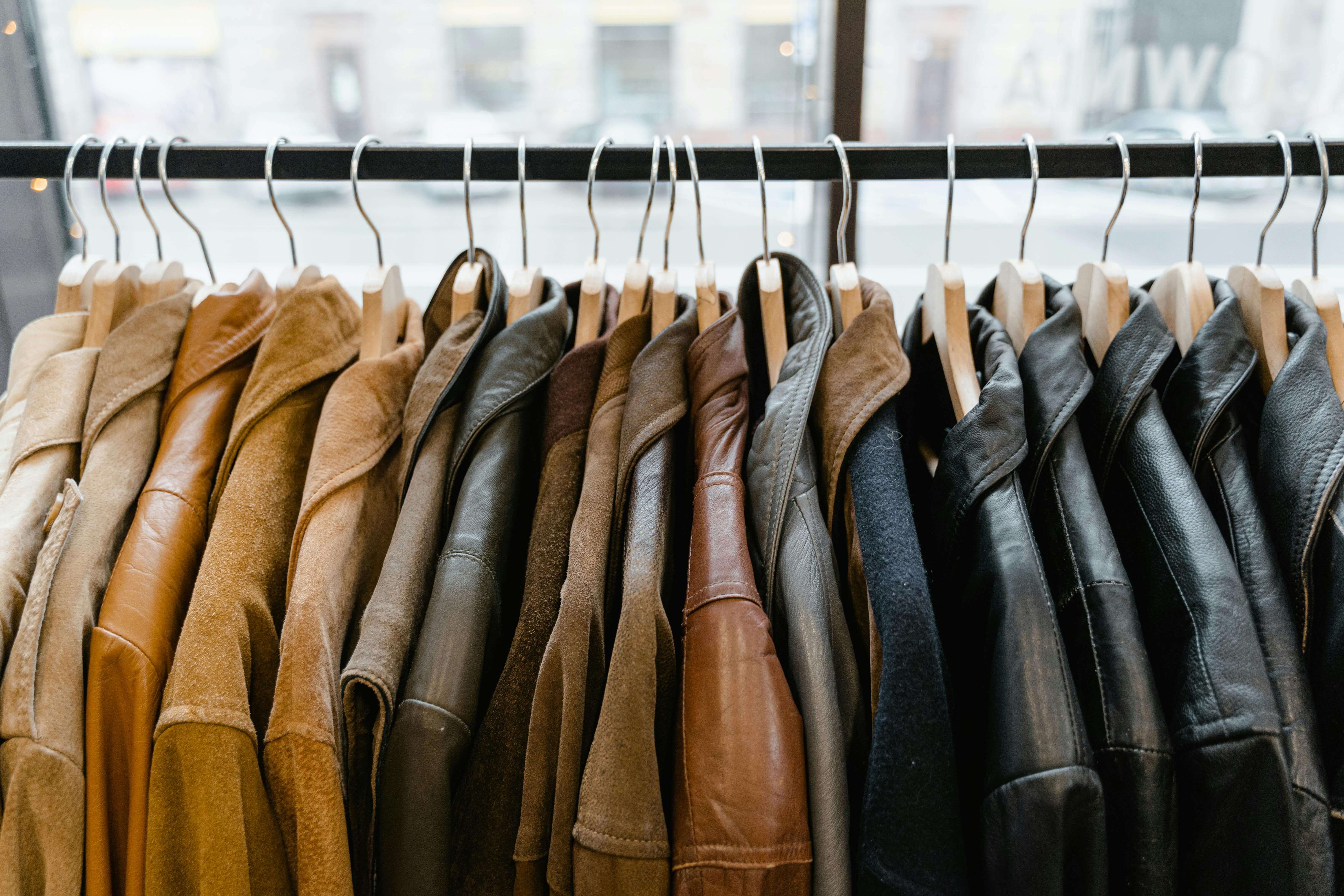Lederkleidung auf Bügeln – professionelle Reinigung und Pflege von Leder und Wildleder