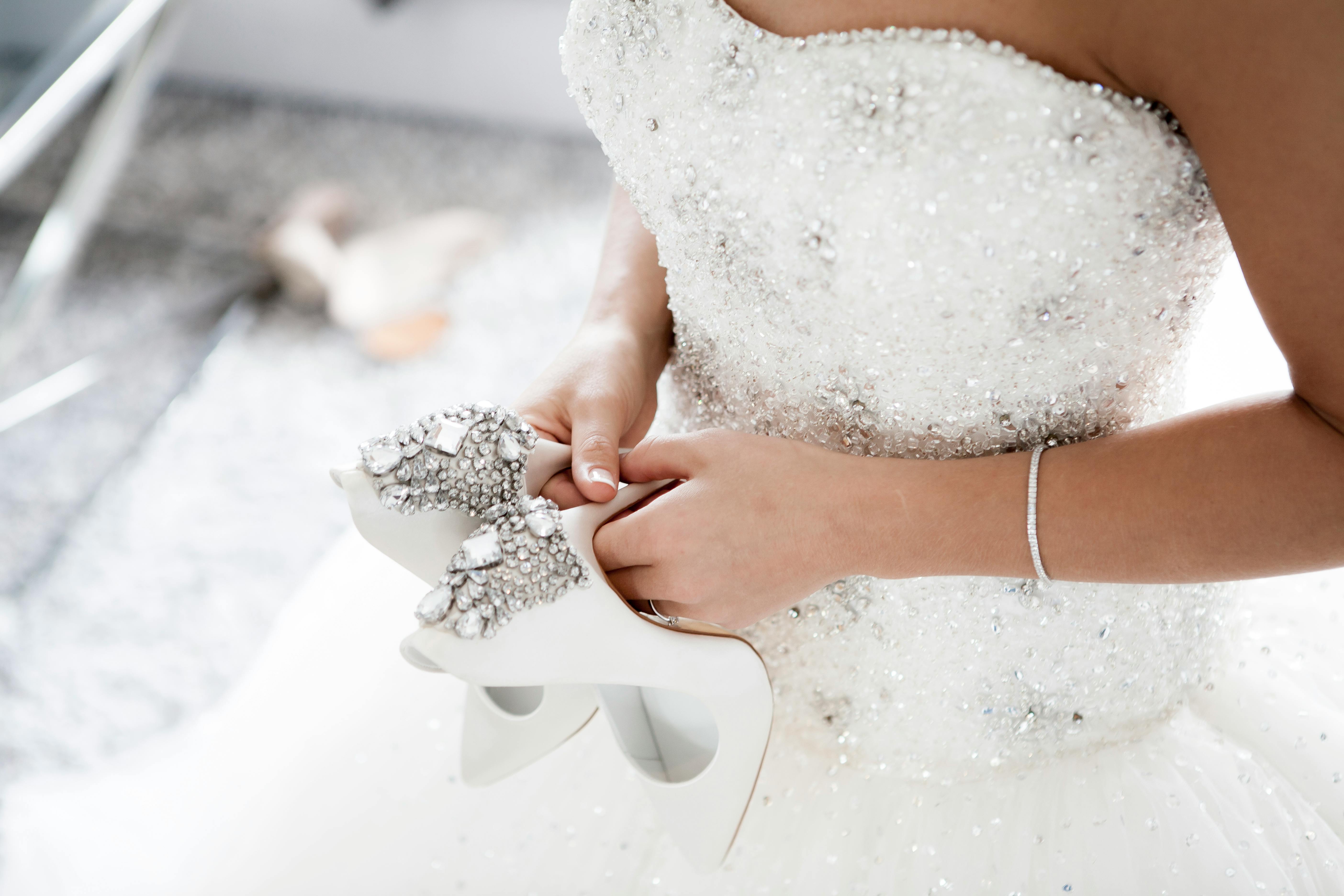 Braut im sauberen weißen Kleid – schonende Brautkleidreinigung für empfindliche Stoffe