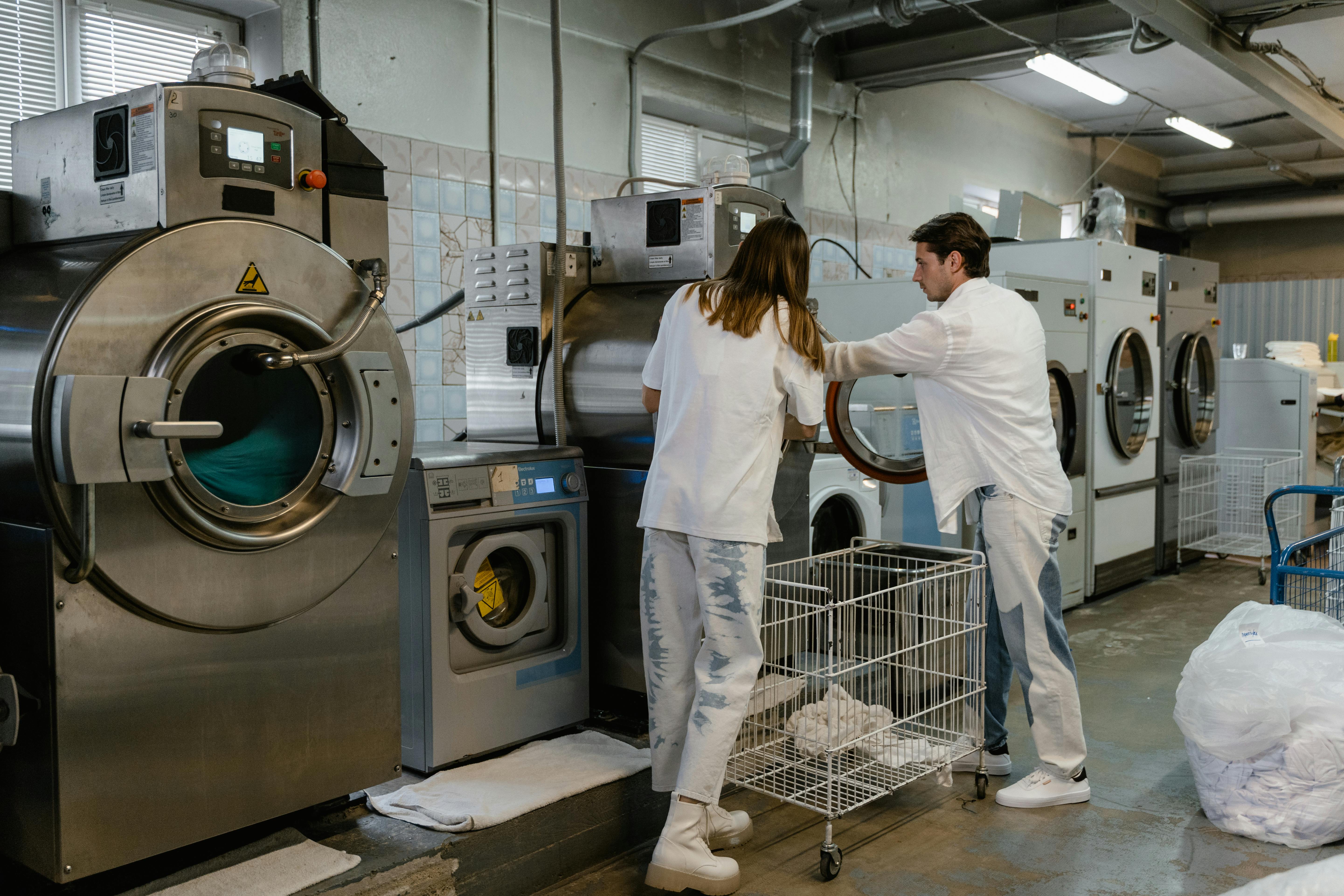 Professionelle Reinigung durch zwei Mitarbeiter mit Industriegerät – Firmenlösungen für Hotels, Büros und Gastronomie