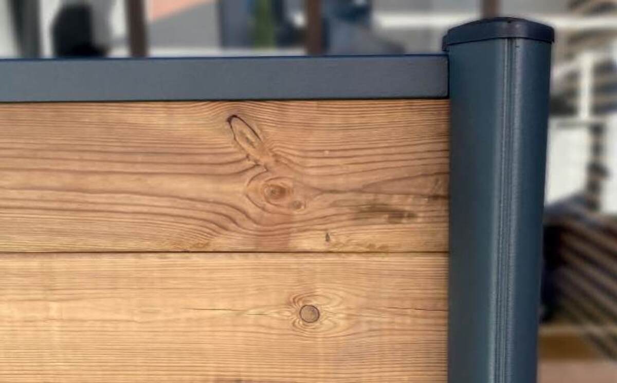 Fa deszka és fémoszlop részlete szabadtéri pad modern kivitelben.