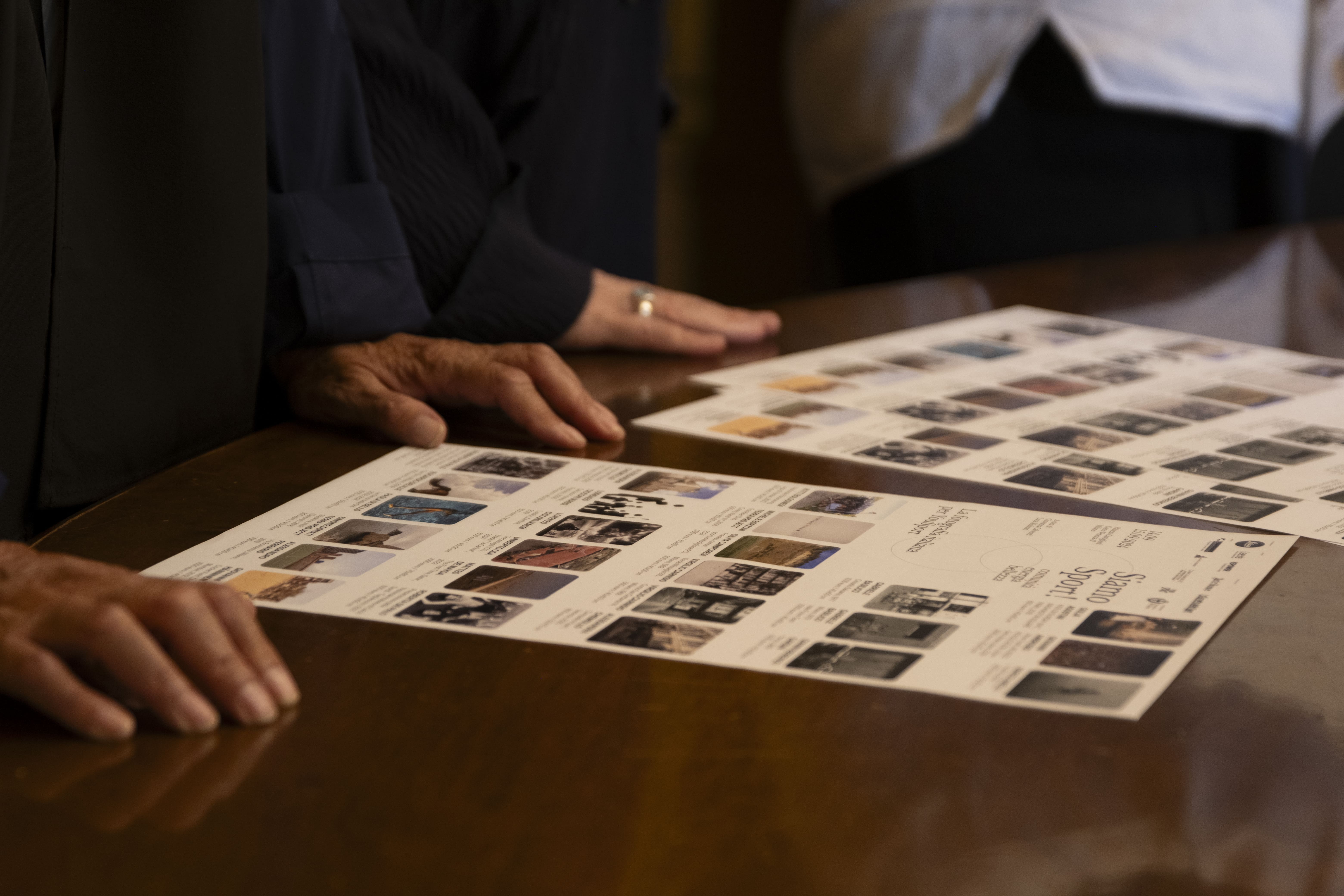 Gruppo di giovani sorridenti con medaglie, alcuni indossano magliette arancioni con la scritta YouSport, festeggiano all'aperto dopo una gara.