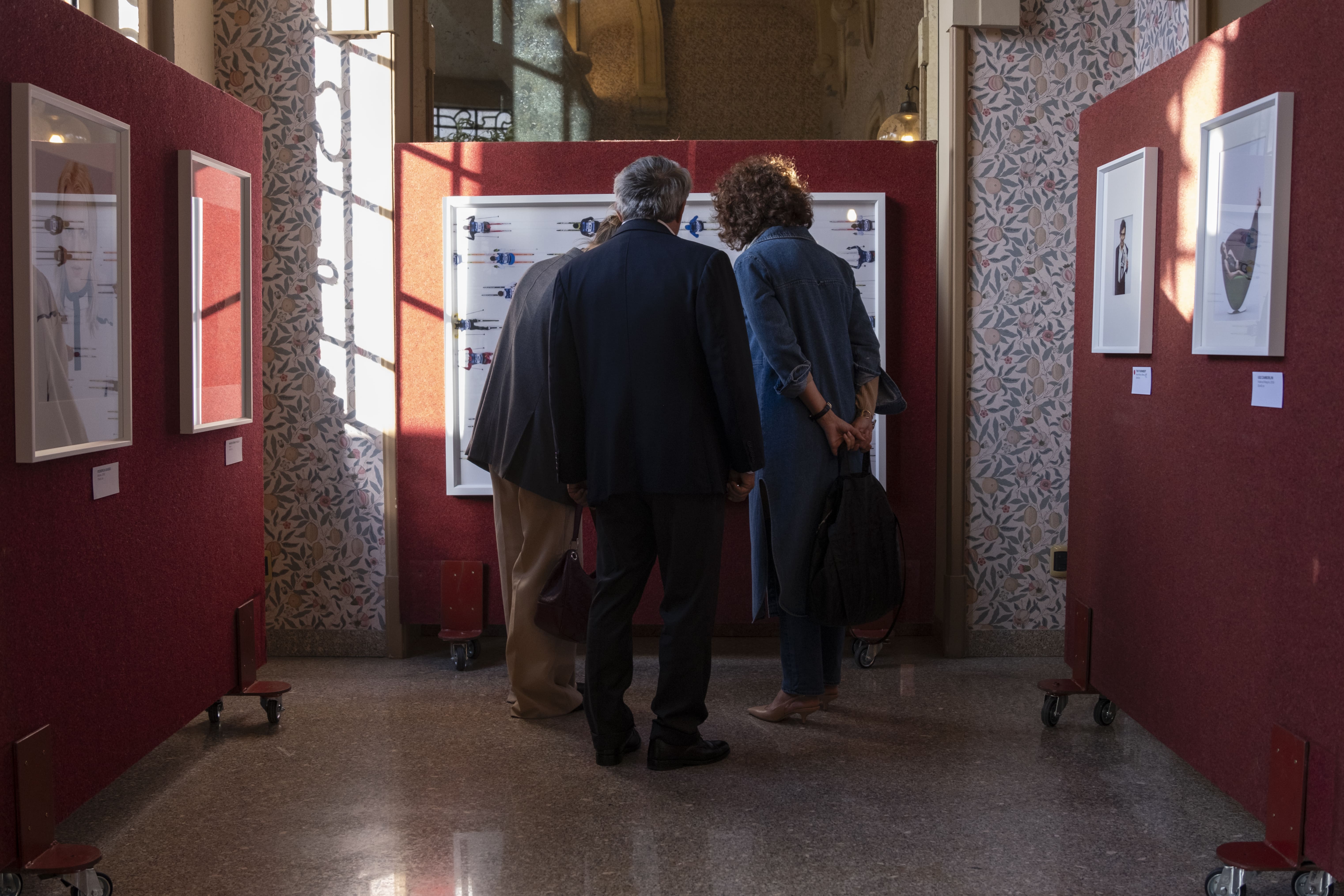 Due donne sorridenti con magliette arancioni etichettate 'You Sport' durante una maratona di staffetta, con volti truccati, circondate da altri corridori.