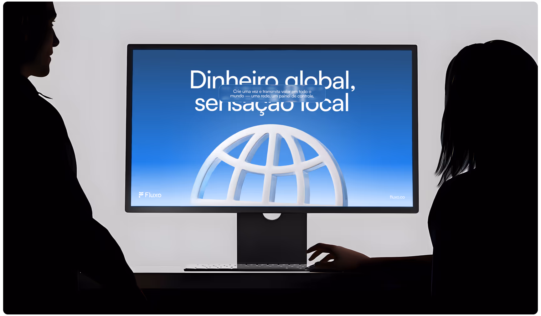 Minimal Fluxo website mockup displayed on a desktop monitor with blue gradient branding, globe illustration, and Portuguese headline viewed by two silhouetted people.