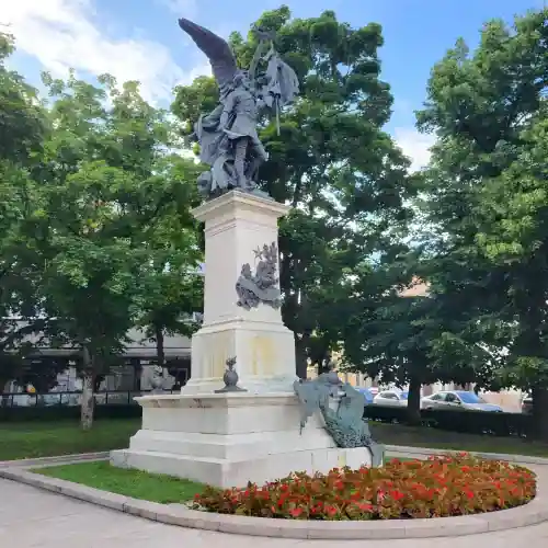 Imagen de la estatua de la guerra de independencia en el parque de la Libertad en Budapest