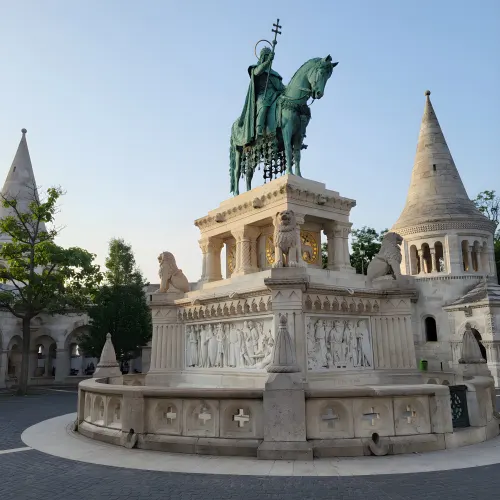 Imagen de la estatua ecuestre de san Esteban junto a la iglesia de Matías en Budapest