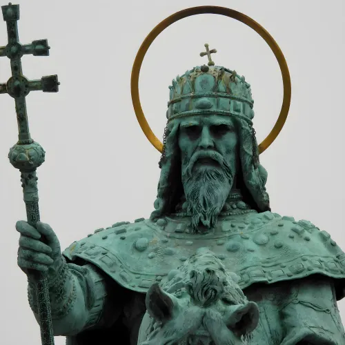 Imagen de un primer plano de la estatua ecuestre de san Esteban junto a la iglesia de Matías en Budapest
