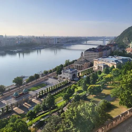 Imagen de los jardines del palacio real de Budapest o castillo de Buda