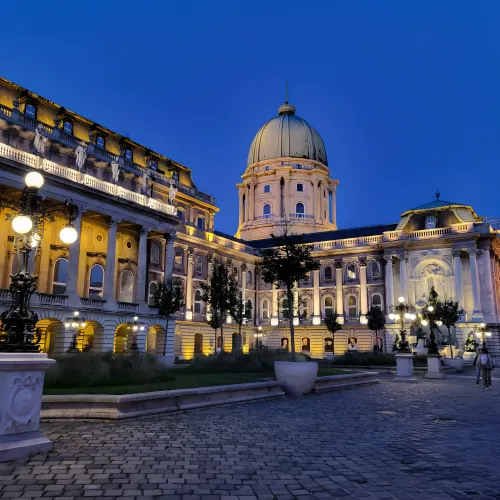 Imagen exterior del castillo de Buda de noche