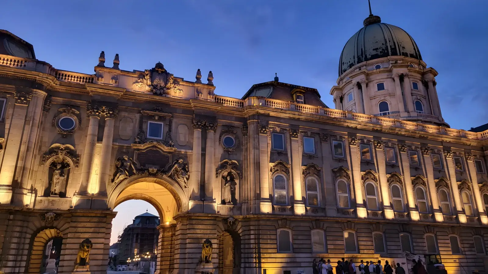 Imagen exterior del castillo de Buda de noche