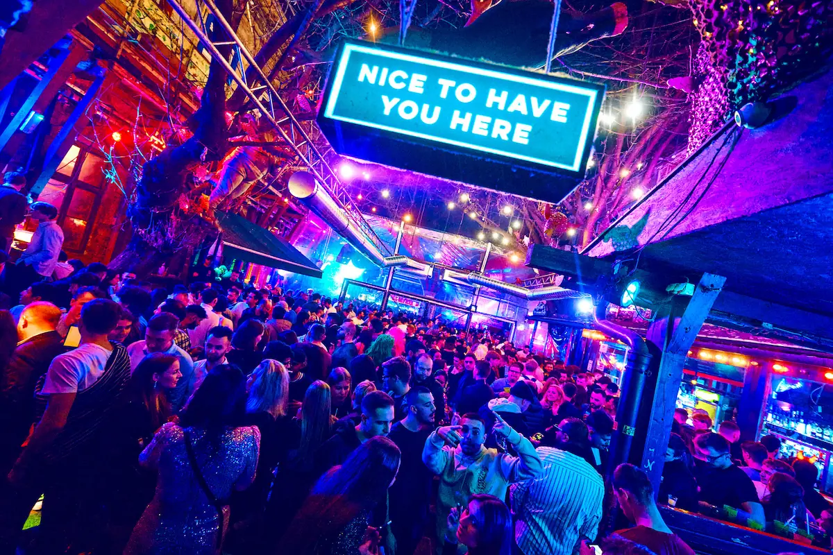 El interior del bar de ruina Instant-Fogas en Budapest