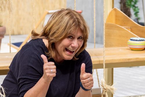 Frau die lächelt und Daumen hoch zeigt