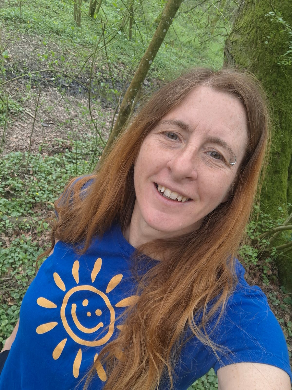 Frau im Wald, die lacht