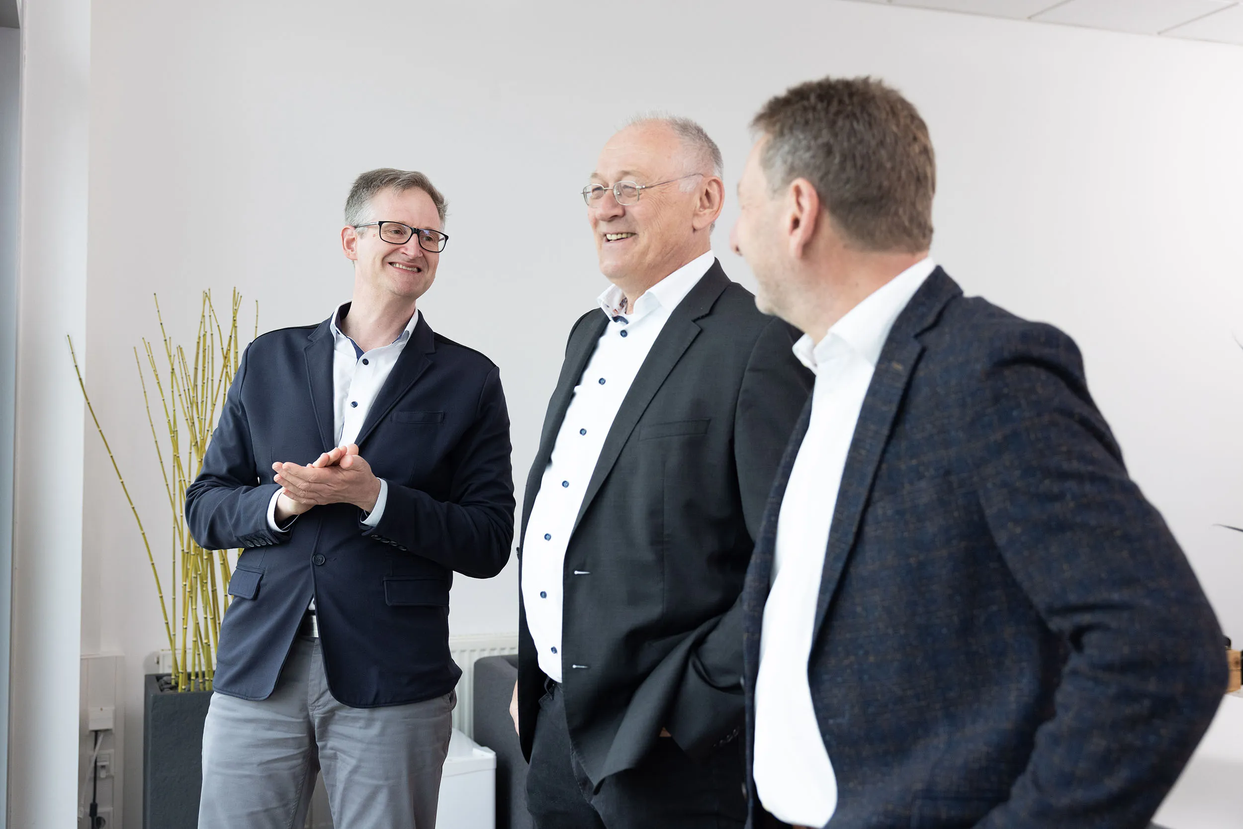 Partner der Steuerkanzlei whg führen ein gemeinsames Gespräch auf Augenhöhe.