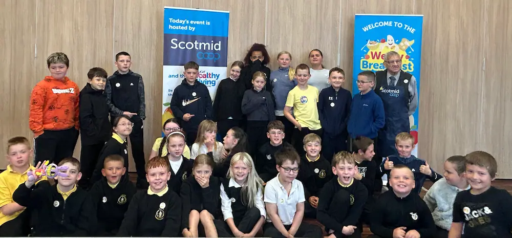 Logan Primary School pupils with Scotmid and Welby Breakfast banners