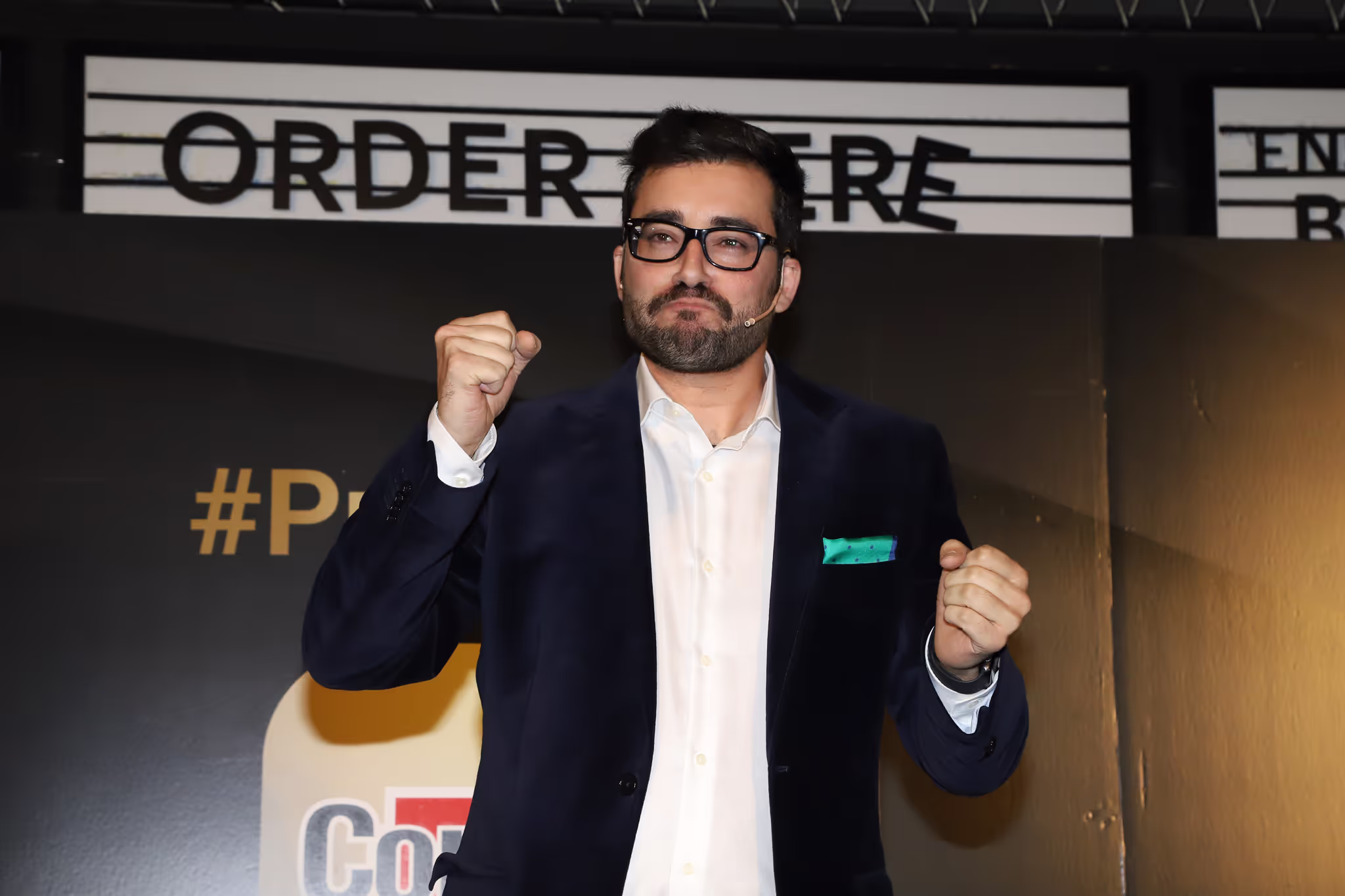 Mago Borjo haciendo stand up magic. En un espectáculo de magia privado a domicilio.