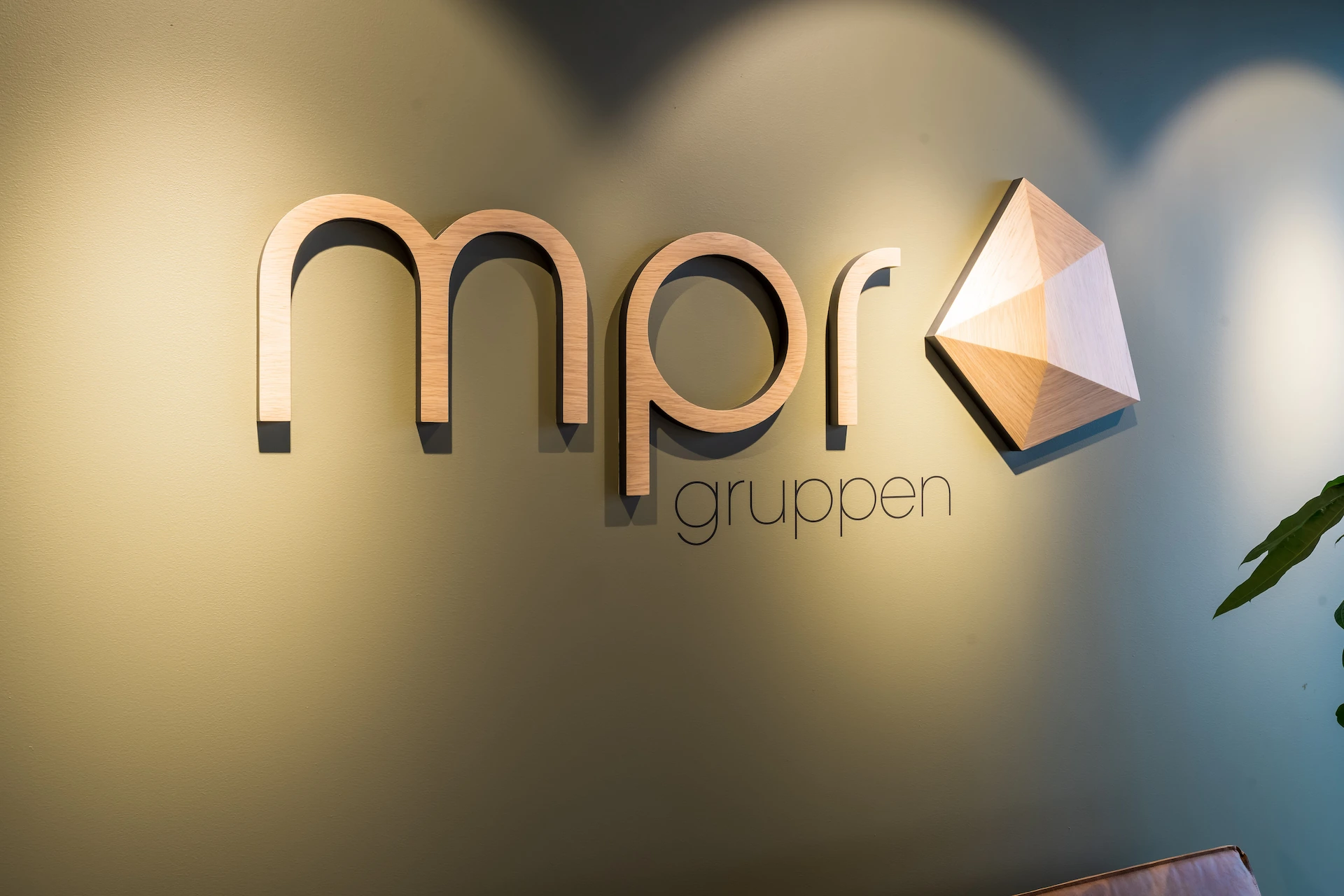 MPR Gruppens logo på veggen på kontoret deres i Oslo, hvor det jobber regnskapsførere med nærhet til Lillestrøm