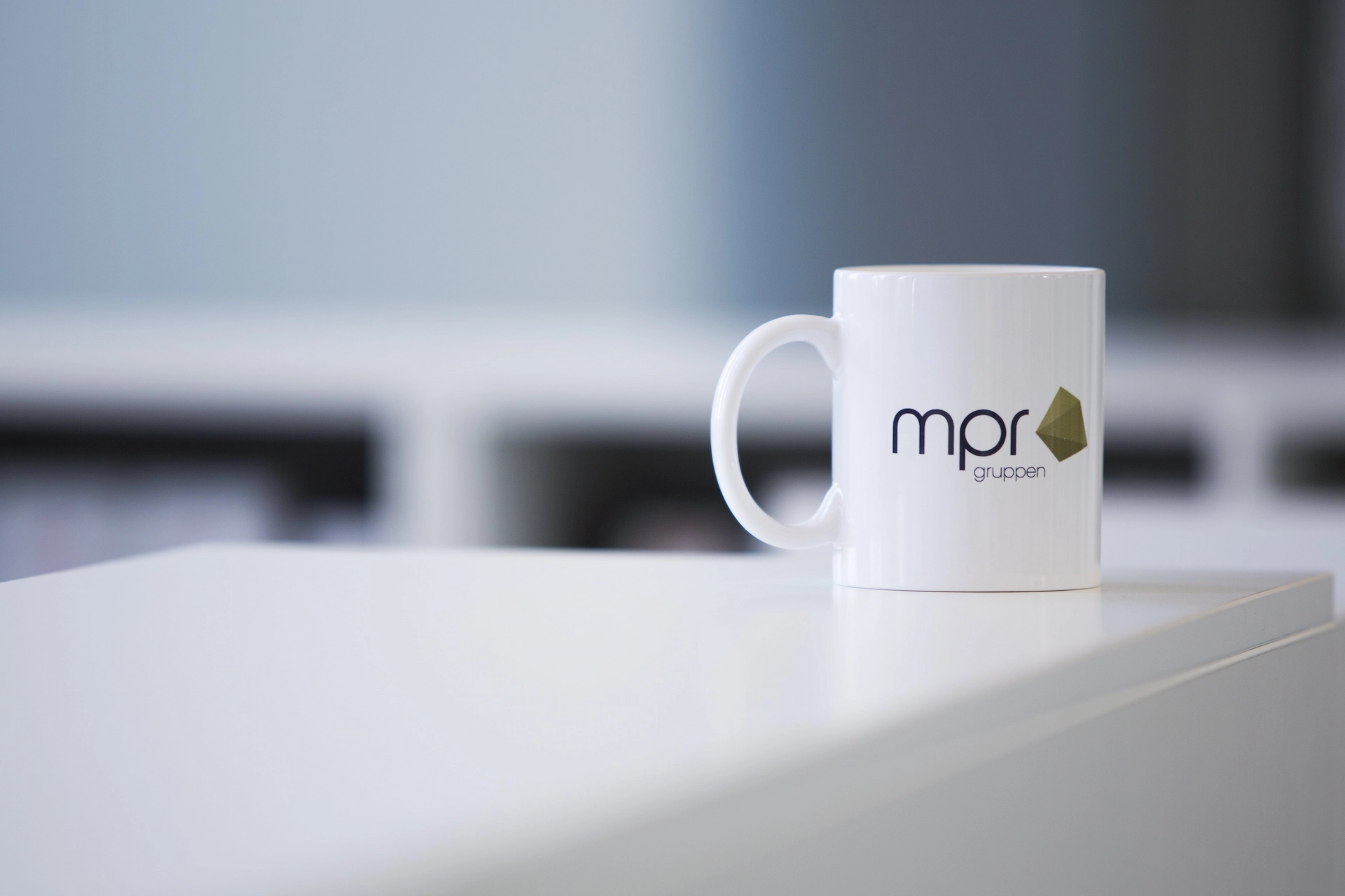 Kopp med MPR Gruppen sin logo på et bord hos deres kontorlokaler i Oslo med nærhet til Lørenskog