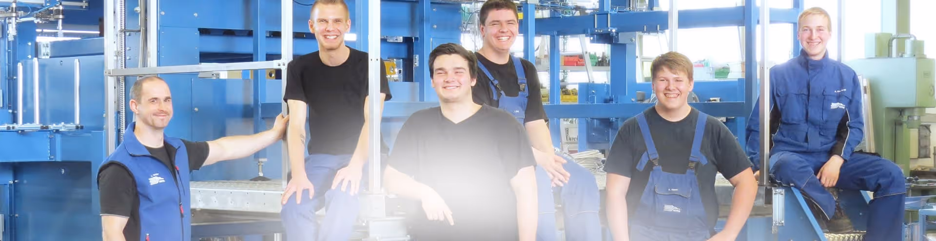 Gruppenfoto der Azubis mit Ausbilder von Sema Maschinenbau aus Dinkelscherben, Bayern, Deutschland