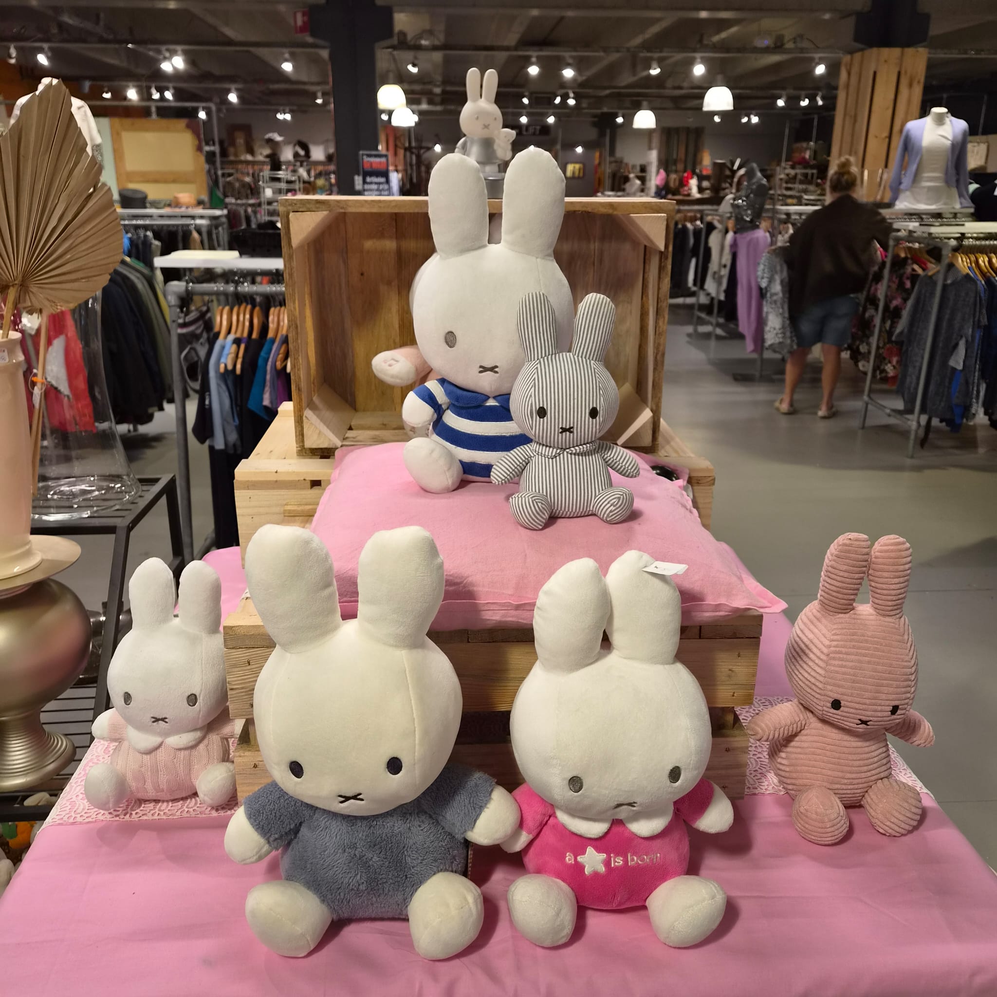 Presentatie van knuffels in de kinderhoek van de winkel