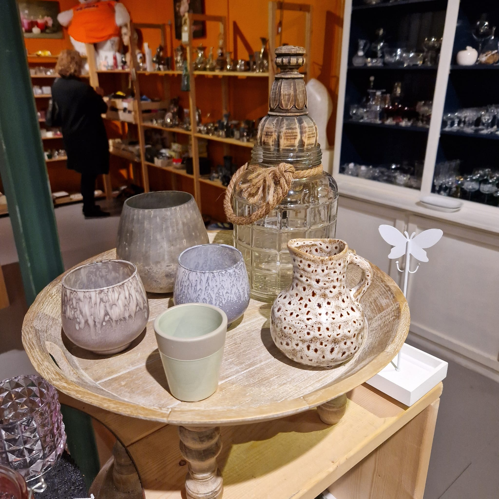 Serviespresentatie op een houten dienblad in de kringloopwinkel