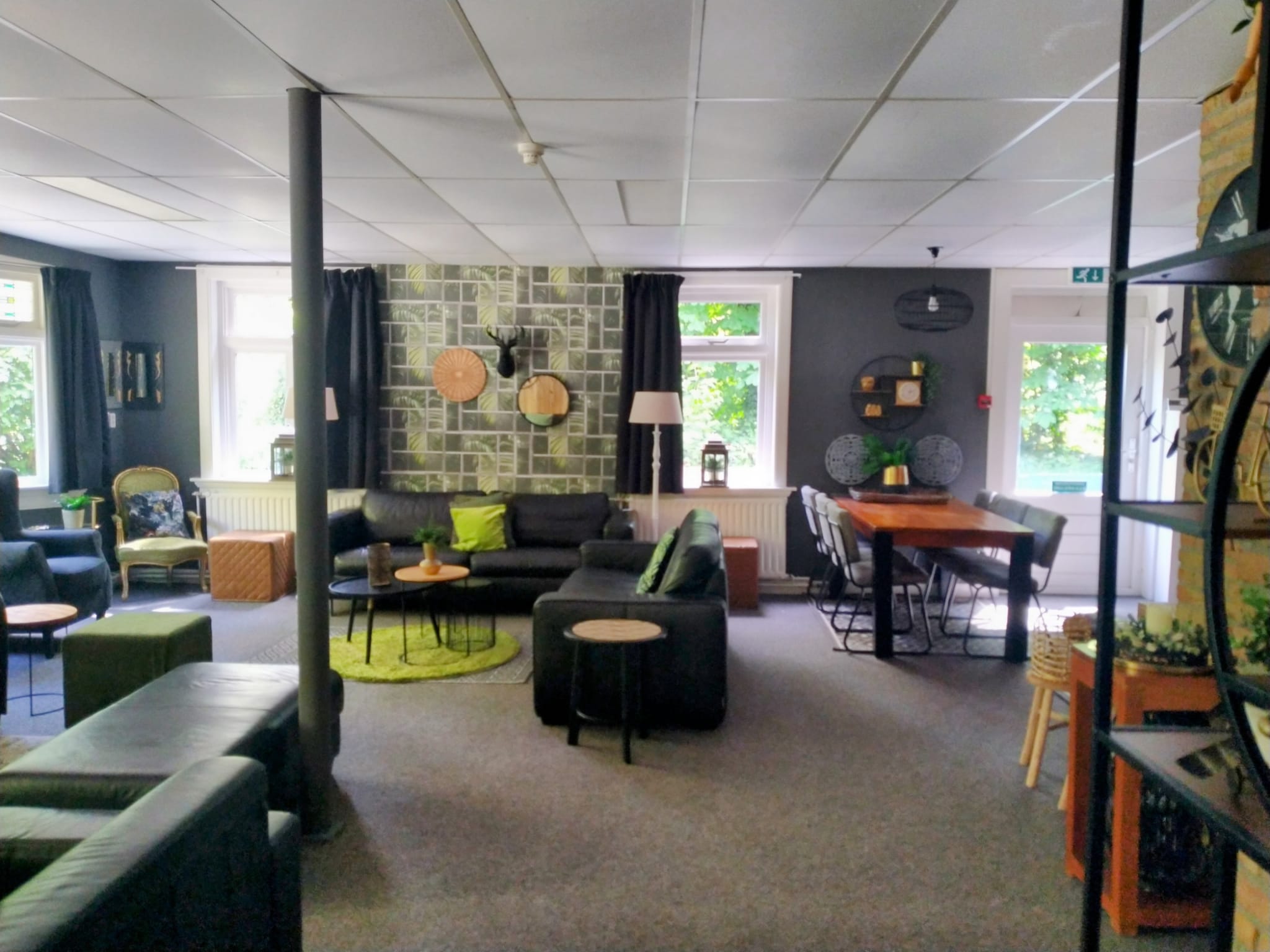 Gemeenschappelijke ruimte in De Strubben na de interieurstyling door Styling StudiJo