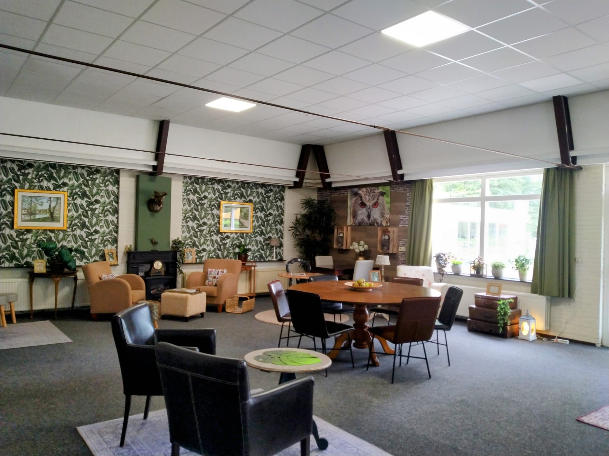 Zaal in MFC Noorderbreedte na de interieurstyling door Styling StudiJo