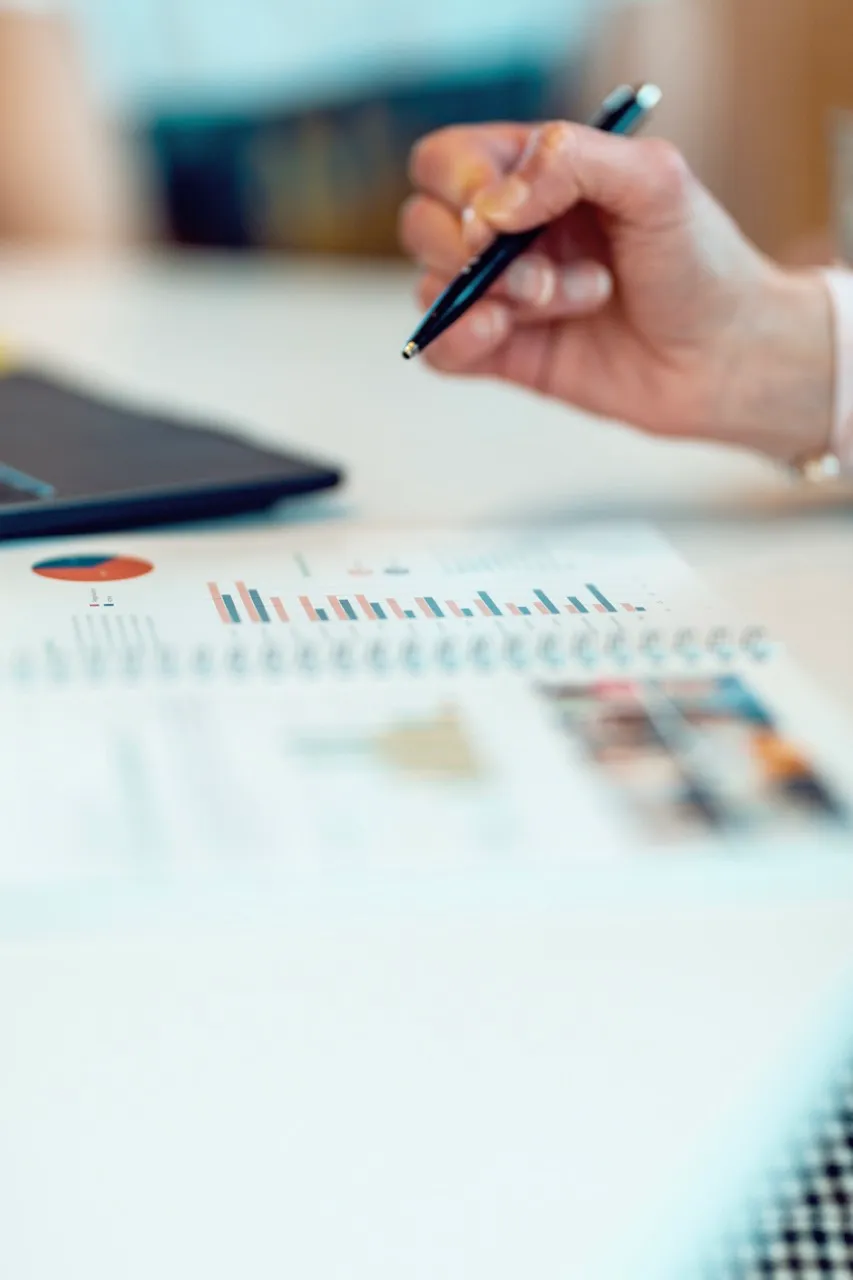 Gros plan sur une des publications/rapports annuels de DUO for a JOB