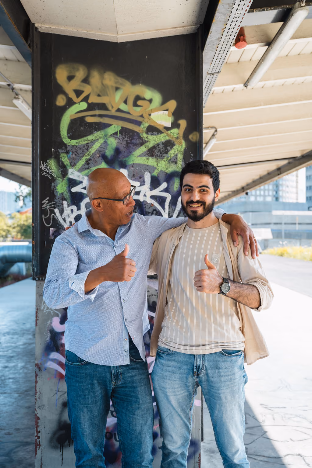 une senior avec un jeune chercheur d'emploi barbu à lunettes