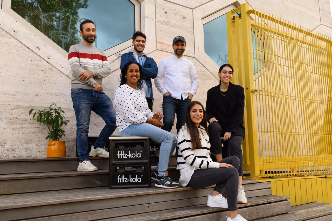 Groupe de jeunes devant un des bureaux de DUO for a JOB, 5 bénéficiaires des services de l'association