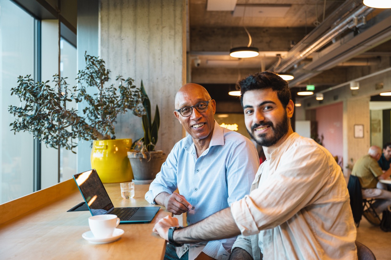 Deux jeunes femmes posent leurs poings l'un contre l'autre.