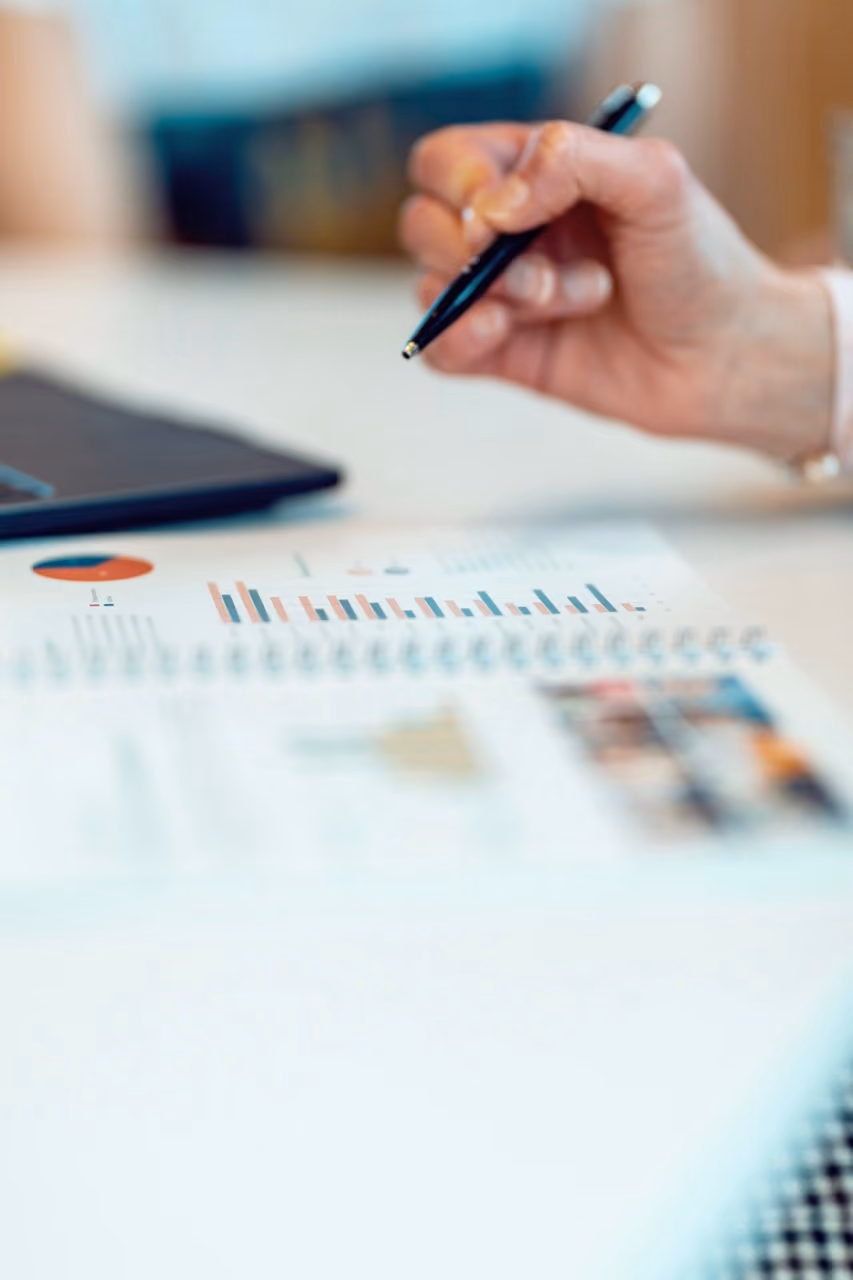 Gros plan sur une des publications/rapports annuels de DUO for a JOB