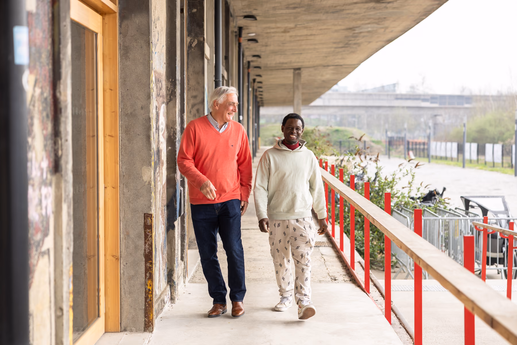 un jeune homme noir mentee regarde son mentor un homme plus âgé, discutant d'un projet commun