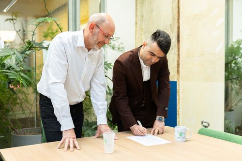 Une jeune femme noire souriante habillée en jeans
